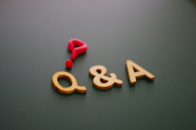 木のブロックで出来たQ&Aの文字